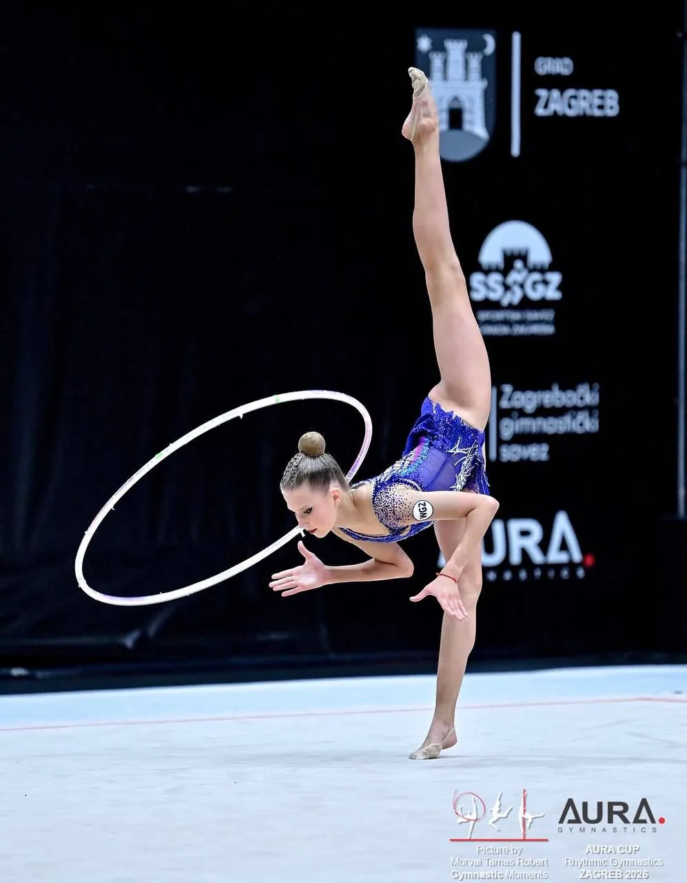 Гимнастка выполняет упражнение с обручем на Aura Cup 2026 в Загребе