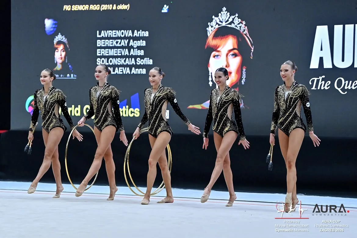 Группа выполняет упражнение с обручами и булавами на Aura Cup 2026 в Загребе