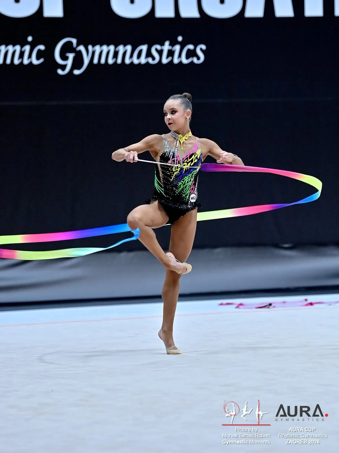 Гимнастка выполняет упражнение с лентой на Aura Cup 2026